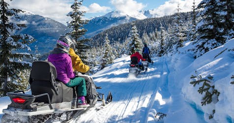 Motos de nieve en Whistler por pistas frescas: tour matutino para principiantes